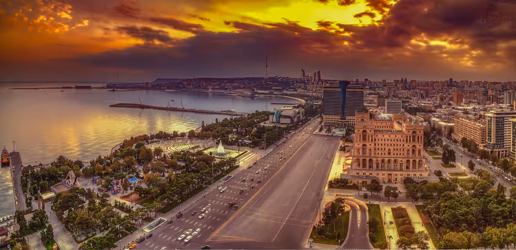 بانوراما باكو مع بحر قزوين عند الغروب