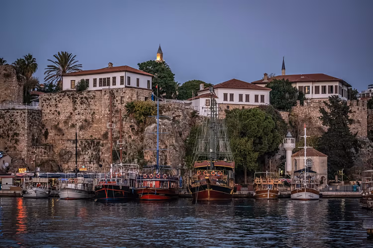 Alter Hafen von Antalya mit Booten und der Festungsmauer