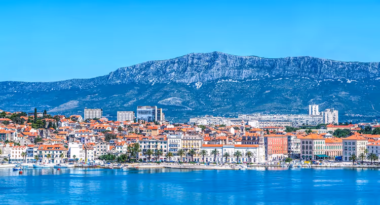 Panorama von Split mit der Uferpromenade und dem Mosor-Gebirge
