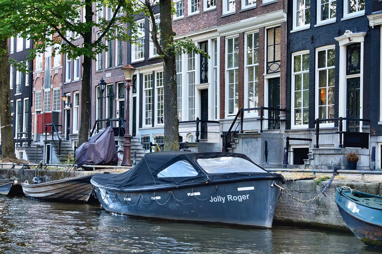 Gracht mit Booten und Häusern in Amsterdam