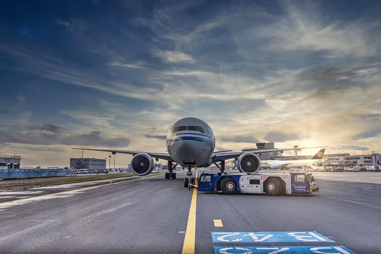 Vom Flughafen Madrid ins Zentrum: Taxi für 33 €, Bus für 5 €
