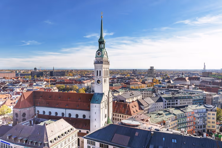 Panorama von München mit Kirche und Turm