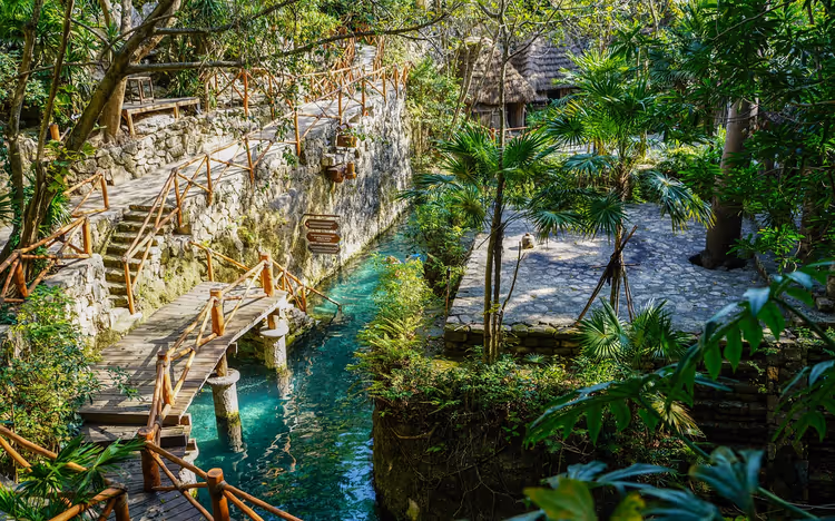 Tropisch park met turquoise water en paden