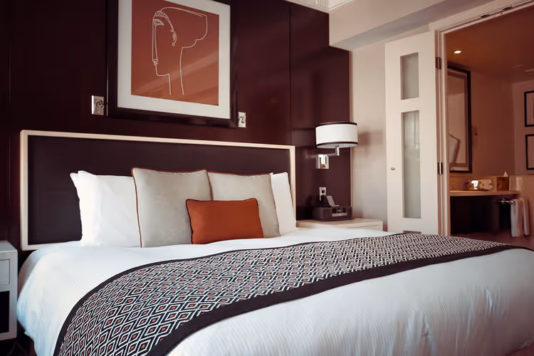 Büyük yatak ve yastıklarla otel odası
