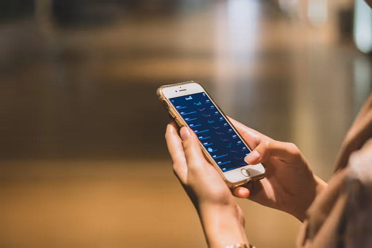 Mani che tengono uno smartphone con un'app mobile aperta