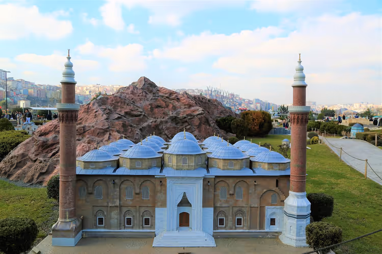Miniatuurmoskee met twee minaretten in een park