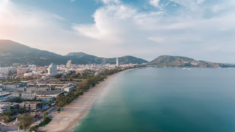 Panoramisch uitzicht op Patong Beach en stad van bovenaf