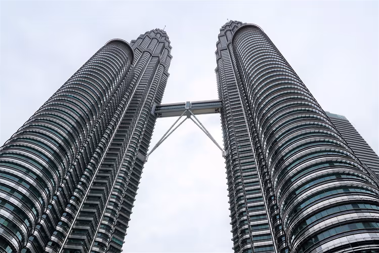 Petronas Towers i Kuala Lumpur, Malaysia, sett fra undersiden