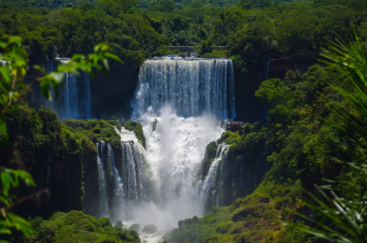 Mächtige Iguazú-Wasserfälle im Regenwald von oben