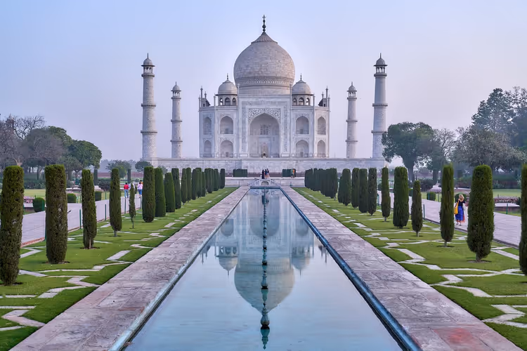 Taj Mahal mit Garten und Wasserbecken