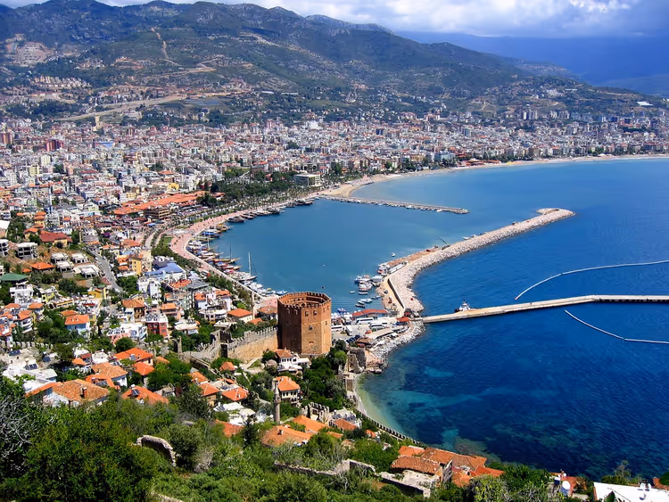 Panorama von Alanya mit dem Roten Turm und dem Hafen
