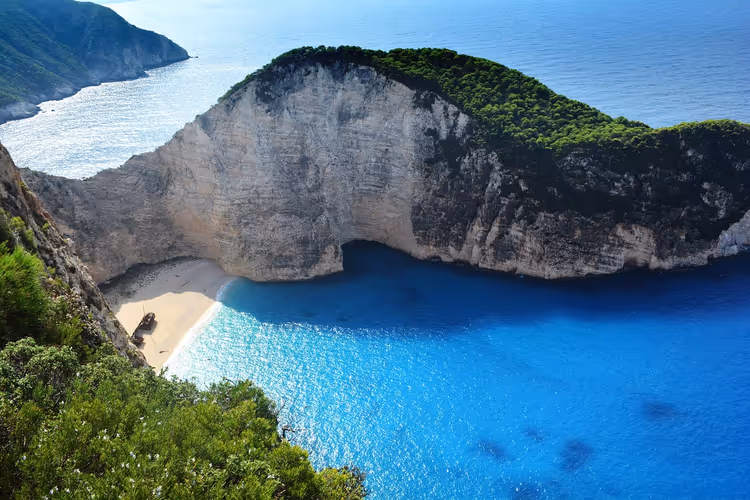Die Navagio-Bucht auf Zakynthos mit weißen Klippen und einem rostigen Schiff