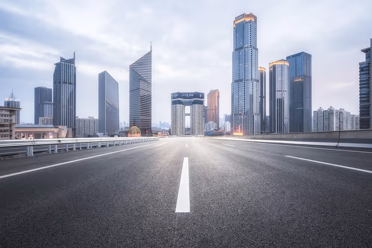 Route déserte menant aux gratte-ciel d'une ville chinoise
