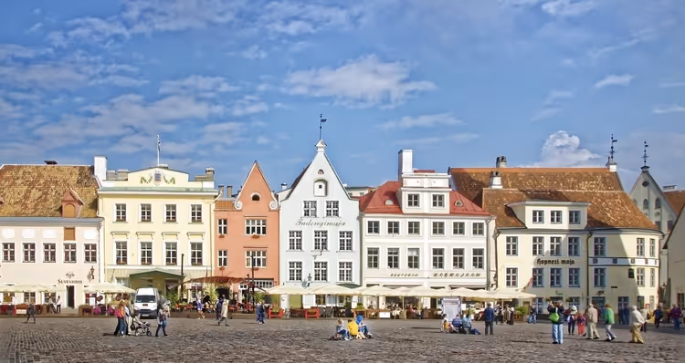 Bunte Hausfassaden am Rathausplatz in Tallinn