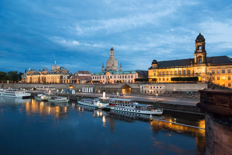 Akşam vakti Dresden: Elbe, nehir gemileri ve rıhtım