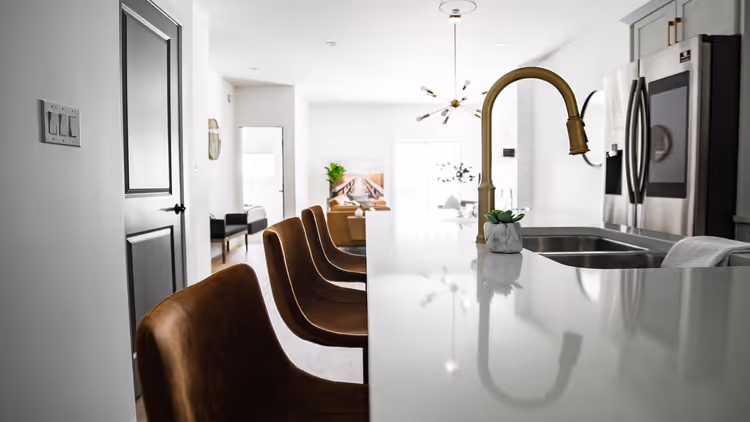 Moderne keuken met een kookeiland en barkrukken