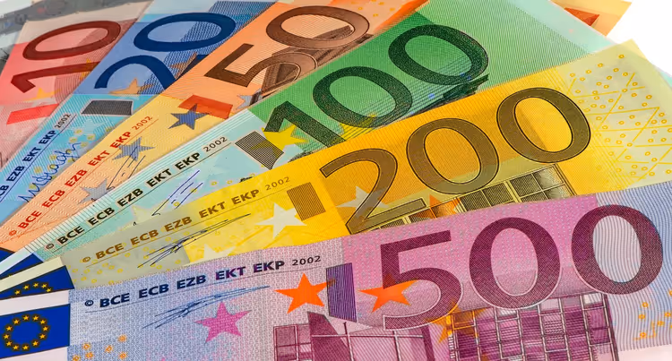 أوراق نقدية من اليورو بفئات مختلفة مروّحة