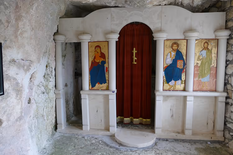 Drie orthodoxe iconen in een rotskapel in Bulgarije