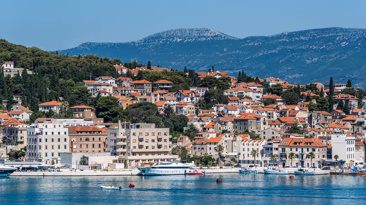 Panorama di Spalato dal mare: il lungomare e il centro storico