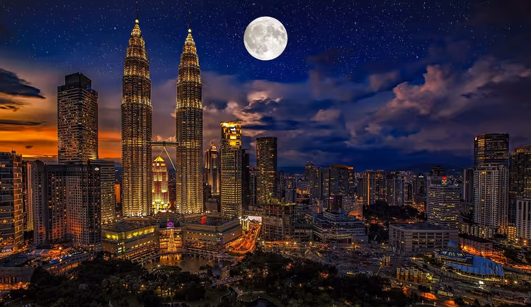 Nachtpanorama von Kuala Lumpur mit den Petronas Towers
