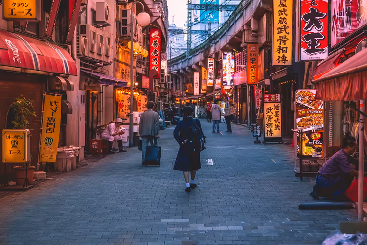 Tabelalar ve yayalarla Japon şehir sokağı