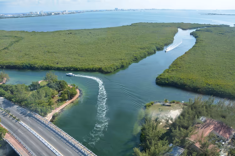 Silta ja laguuni Cancúnissa ylhäältä kuvattuna