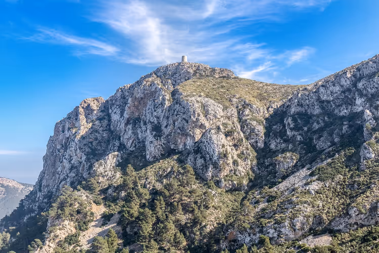Felsiger Berg mit einem Turm auf dem Gipfel auf Mallorca