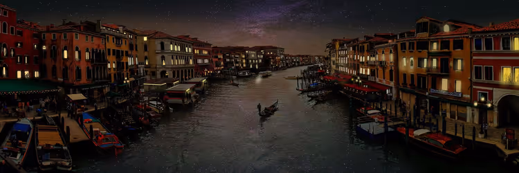 Canal Grande in Venedig bei Nacht mit einer Gondel