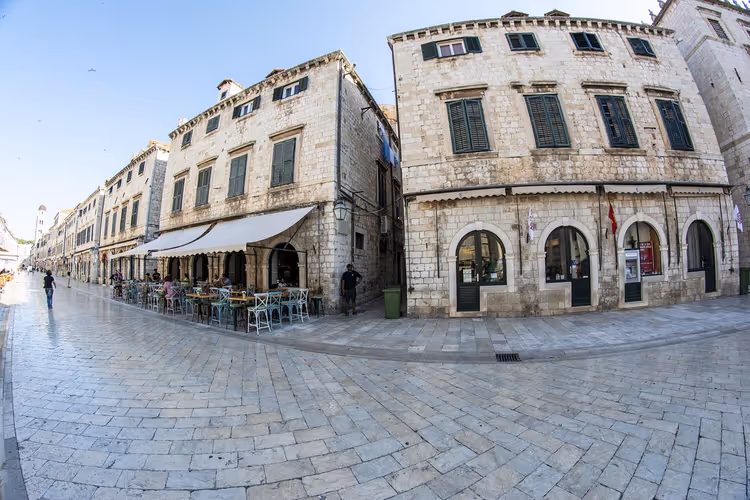 Alte Gasse in Dubrovnik mit Steinhäusern und Cafés