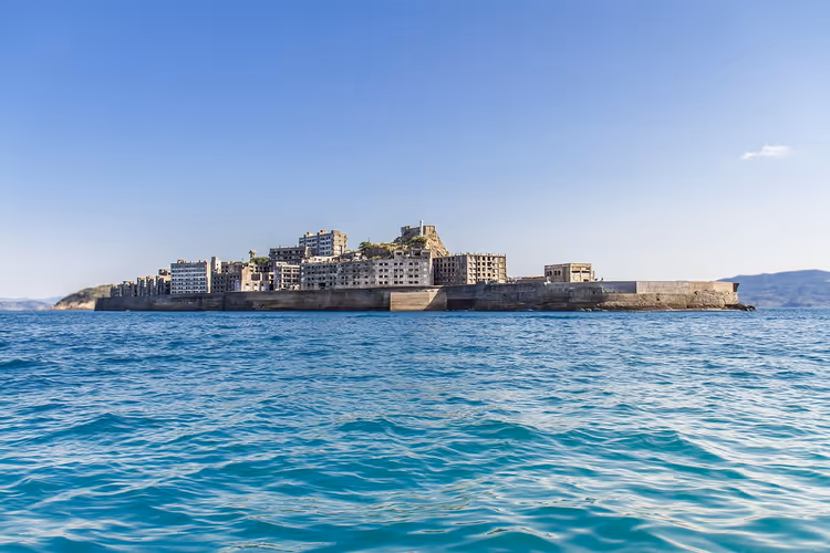 أطلال غونكانجيما من البحر، إطلالة على مبانٍ خرسانية