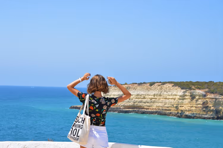 Tüdruk imetleb ookeani ja Algarve kaljusid