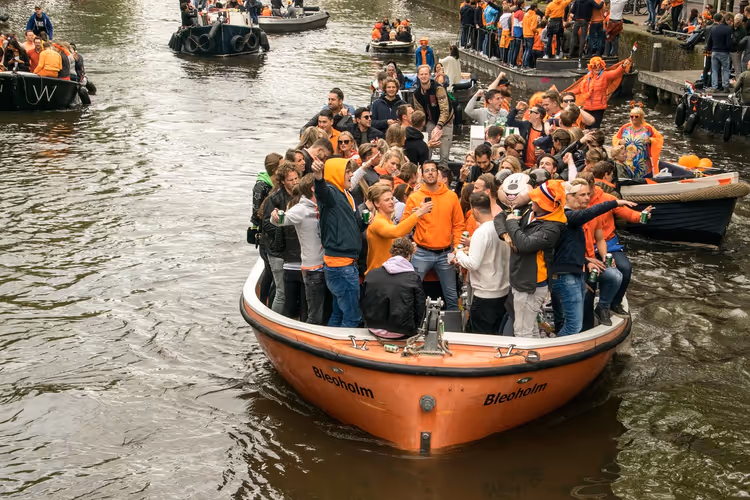 Amsterdamer Kanal in Frühlingsblüte