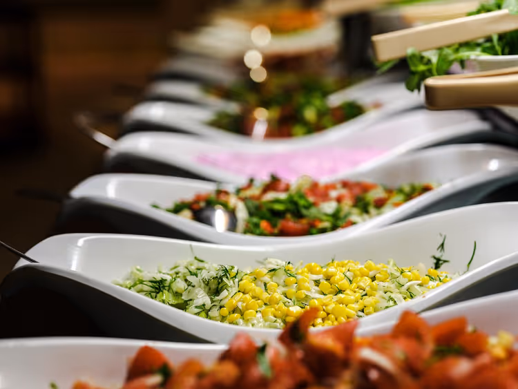 Hotellbuffet med salater og grønnsaker