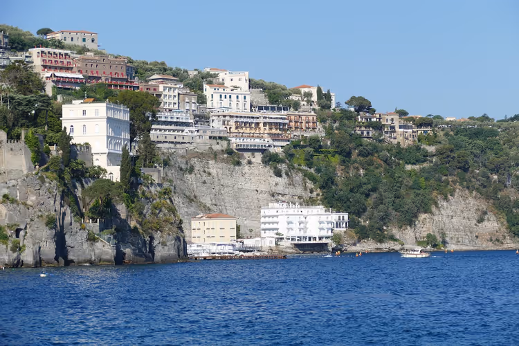 Sorrento'nun oteller ve teknelerle dolu kayalık kıyısı