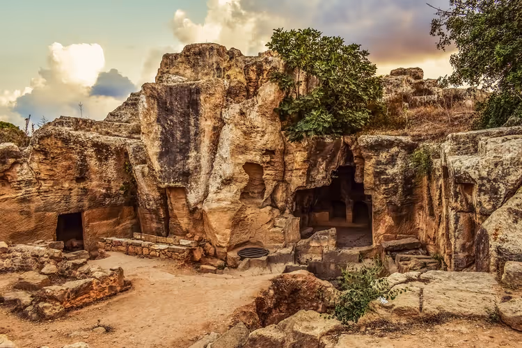 Oude in de rots uitgehouwen graven in Paphos