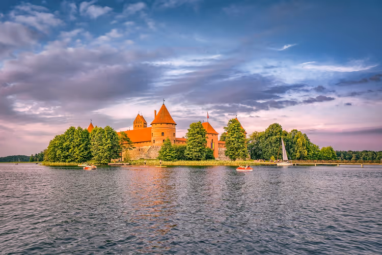 Trakai slott ved Galve-sjøen: billetter, åpningstider og veien fra Vilnius