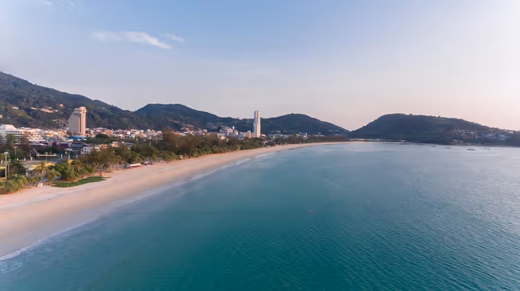 Panorama van Patong Beach met zee en heuvels van Phuket