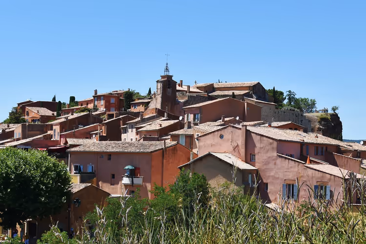 Luberon by car: three days, markets and the orange cliffs of Roussillon