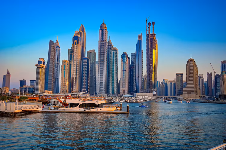 Skyskrapere og strandpromenade i Dubai Marina