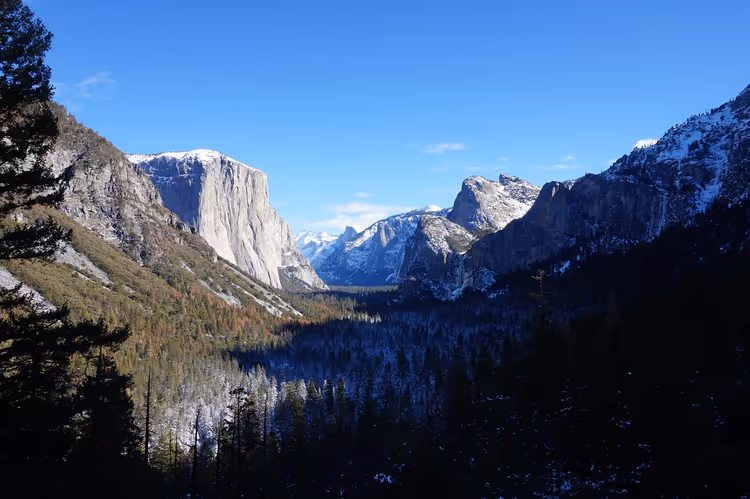 Et panorama av Yosemite Valley med El Capitan og Half Dome