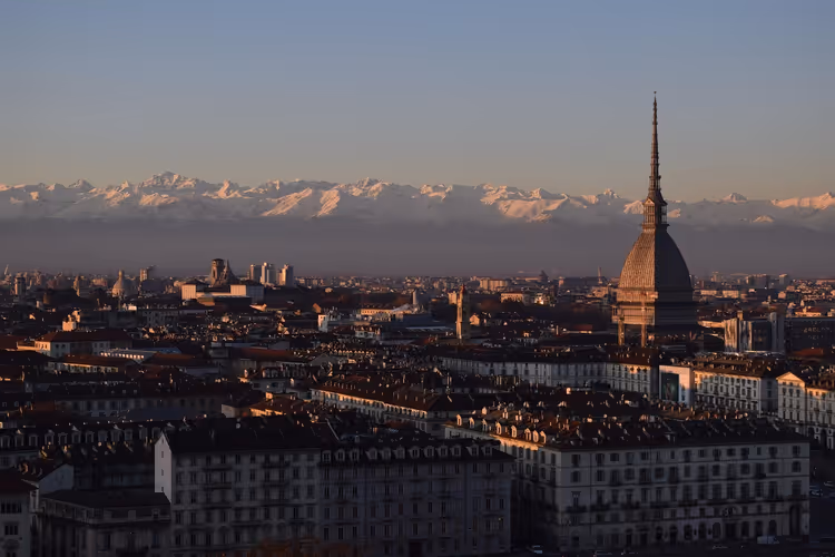 Panorama over Torino fra åsen: Mole Antonelliana og Alpene