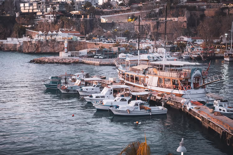 Boten en jachten in de oude haven van Antalya
