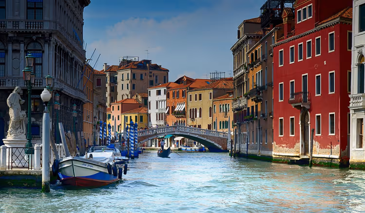 Venezianischer Kanal mit einer Brücke und Booten