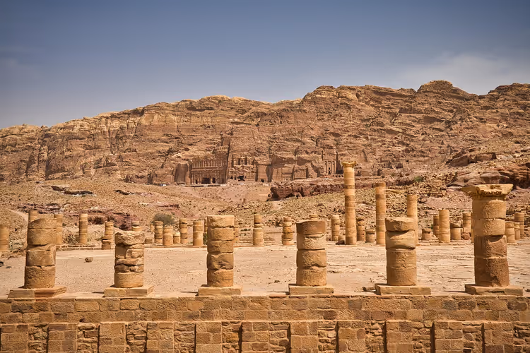 خمس مغامرات ليلية حول العالم: أسماك مانتا، خليج متوهج، والبتراء على ضوء الشموع