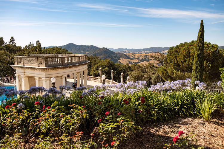 Søylegang og hage på Hearst Castle