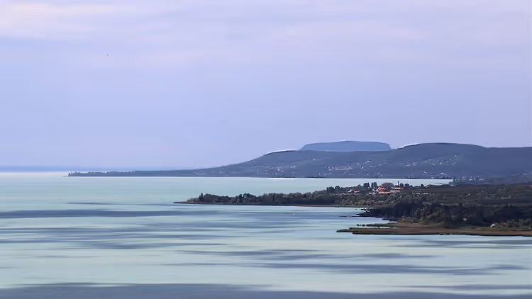 Nordufer des Balaton mit dem Badacsony über dem Wasser