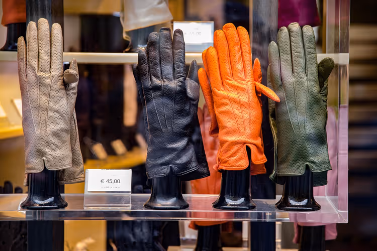 Schaufenster mit Lederhandschuhen