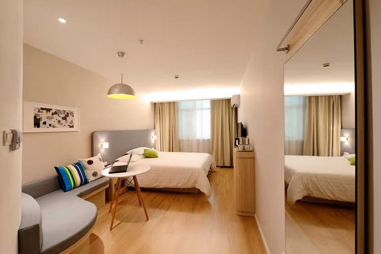 Yataklı ve kanepeli modern otel odası