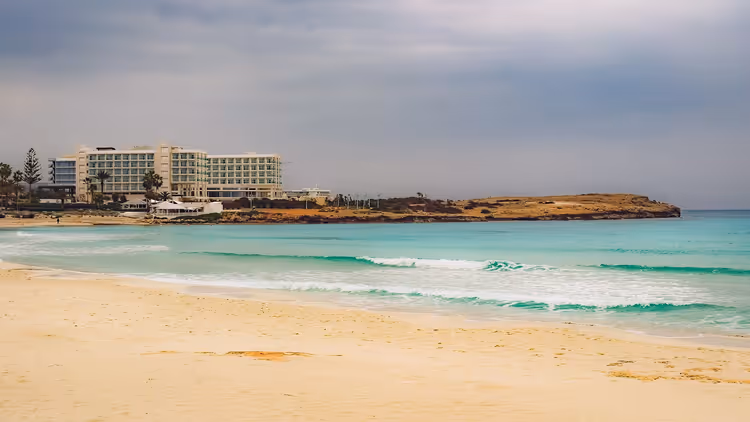 Hotel aan het strand en zandstrand