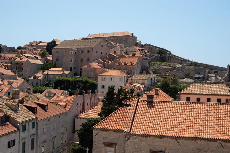 Panorama der Altstadt von Dubrovnik mit Terrakottadächern